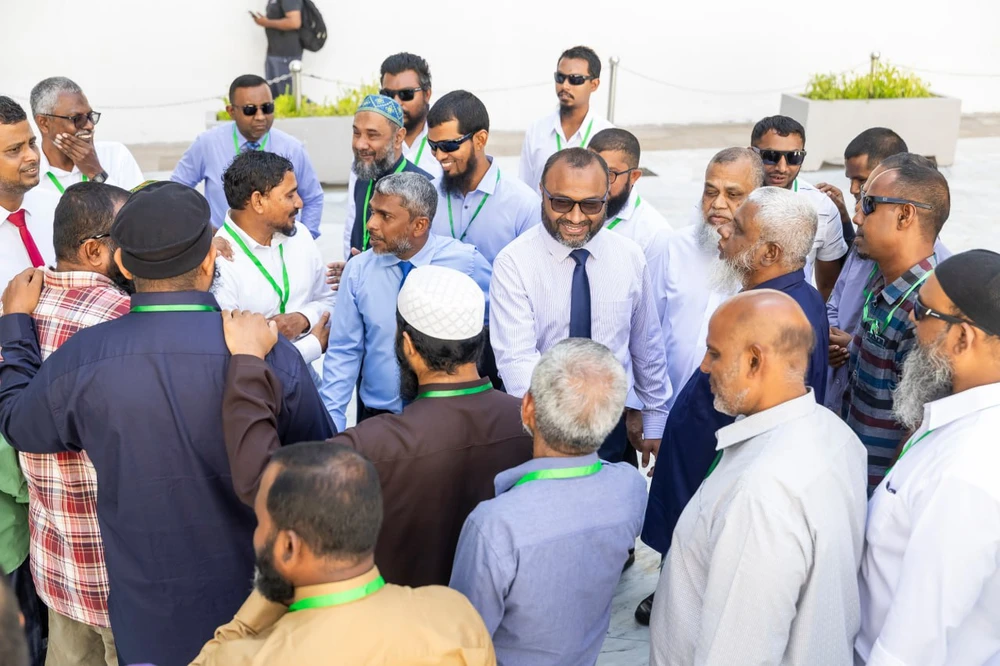 photo for މަހާސިންތާއަށްފަހު އިމާމުންގެ ޝުކުރު ވަޒީރަށް!